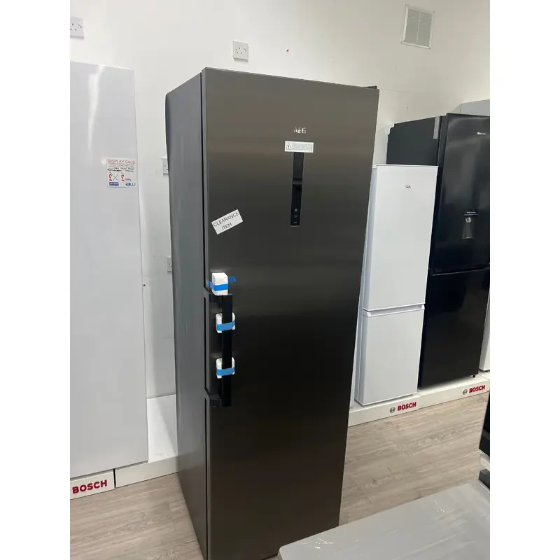 AEG RKB738E3MB - Black Freestanding Auto Defrost Fridge - E energy - Unboxed